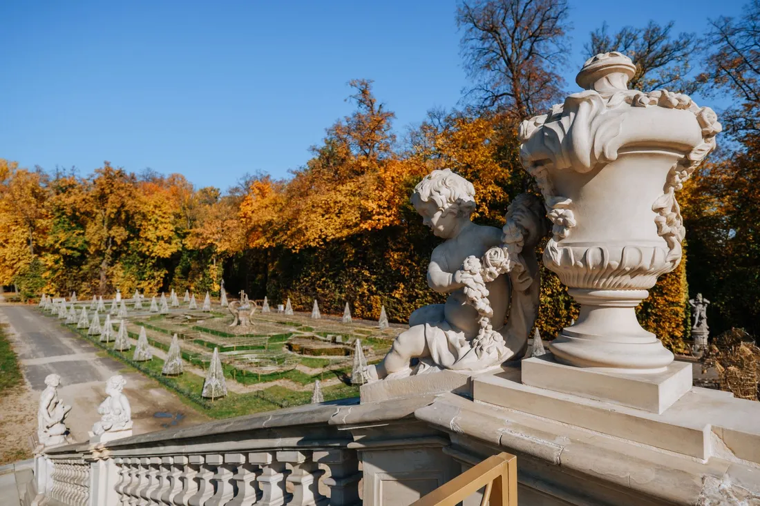 Historisches Schloss mit weitläufigem Park und Wegen