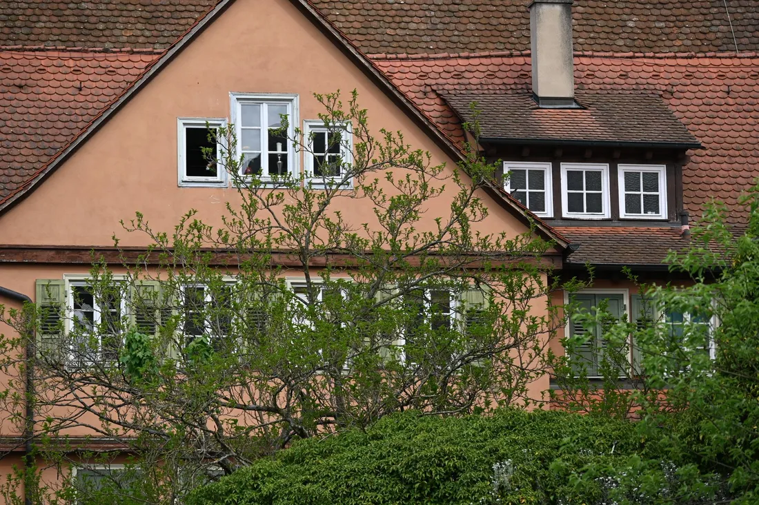 Ruhige Wohnstraße mit Stadtvillen und Vorgärten