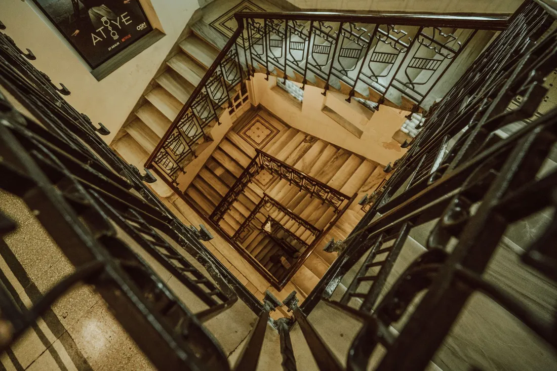 Elegantes Treppenhaus mit geschwungenem Geländer in einer Villa