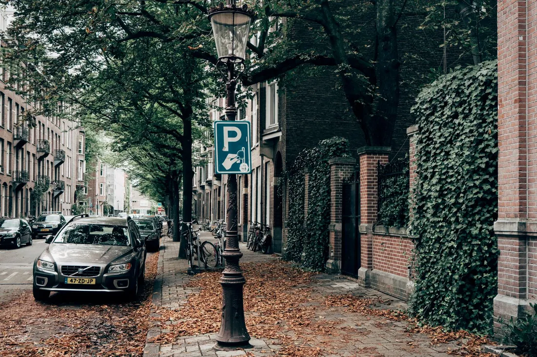 Wohnstraße mit parkenden Autos und Einfamilienhäusern